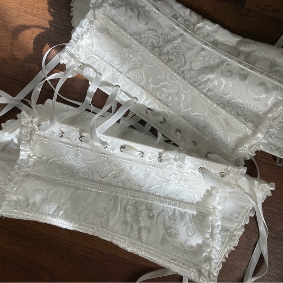 White Corset - Picture 5 of 6